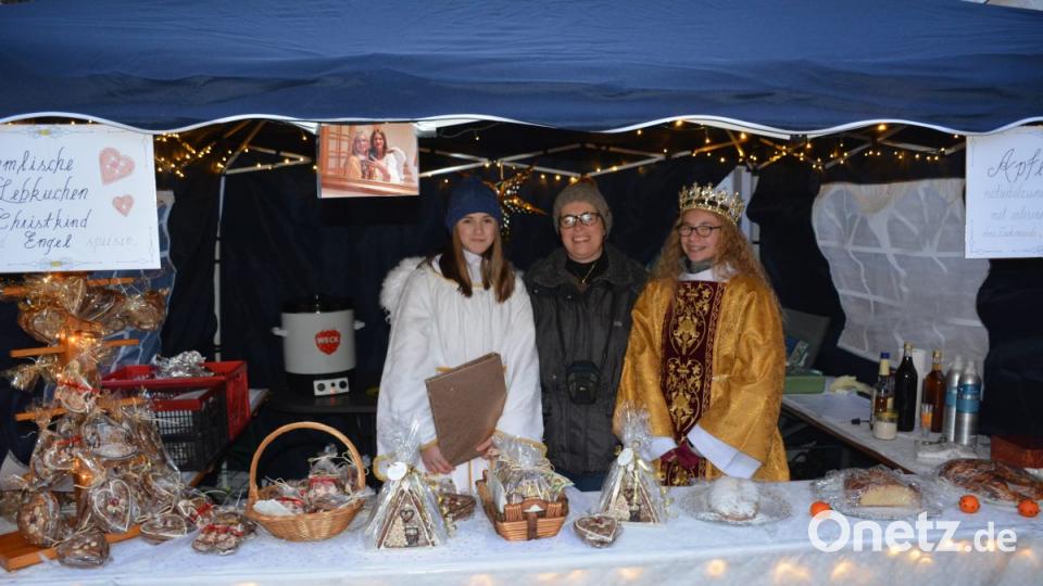 Christkind und Engel stehen im Plätzchen- und Lebkuchenstand. Bild: ak