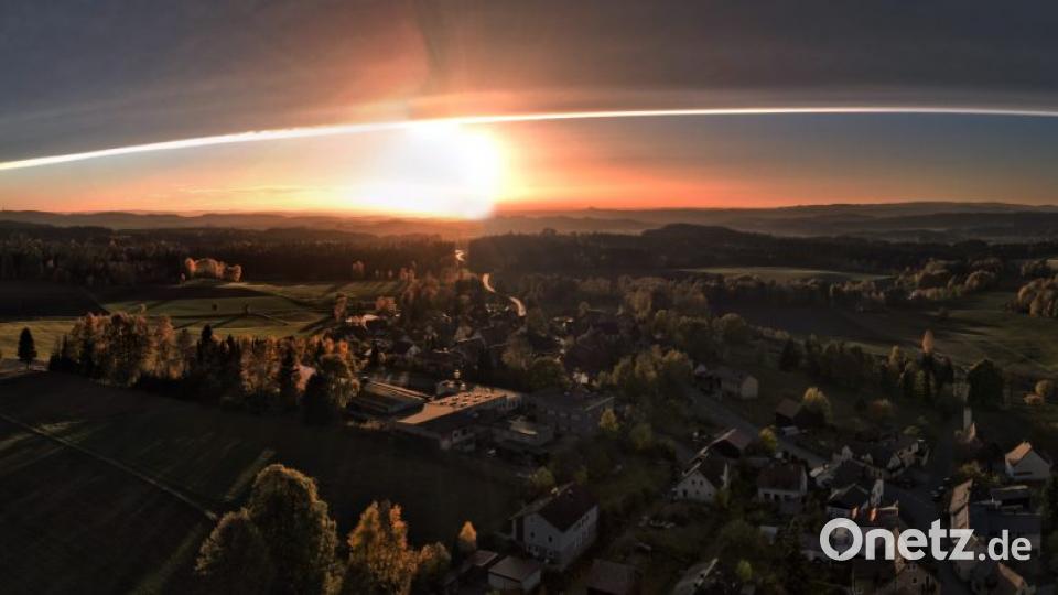 Wie abgeschnitten zeigen sich die Wolken am Nachmittag des Allerheiligen-Fests. Bild: dtr