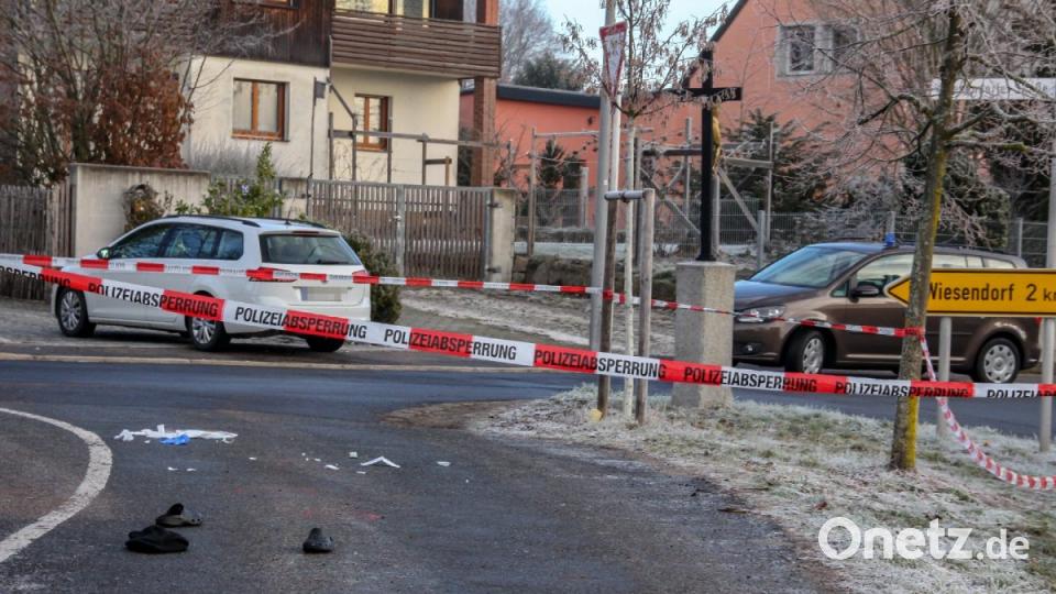 Die Polizei sperrt den Bereich vor der Montessori-Schule und einem Kindergarten im Weidener Ortsteil Neunkirchen ab. Bild: za