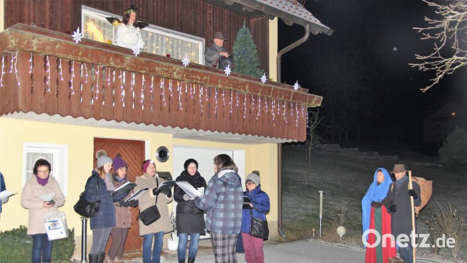 Ein Höhepunkt der Aktion „Rottendorf leuchtet: Die Herbergssuche. Im Bild die Verkündigungsszene. Bild: ral
