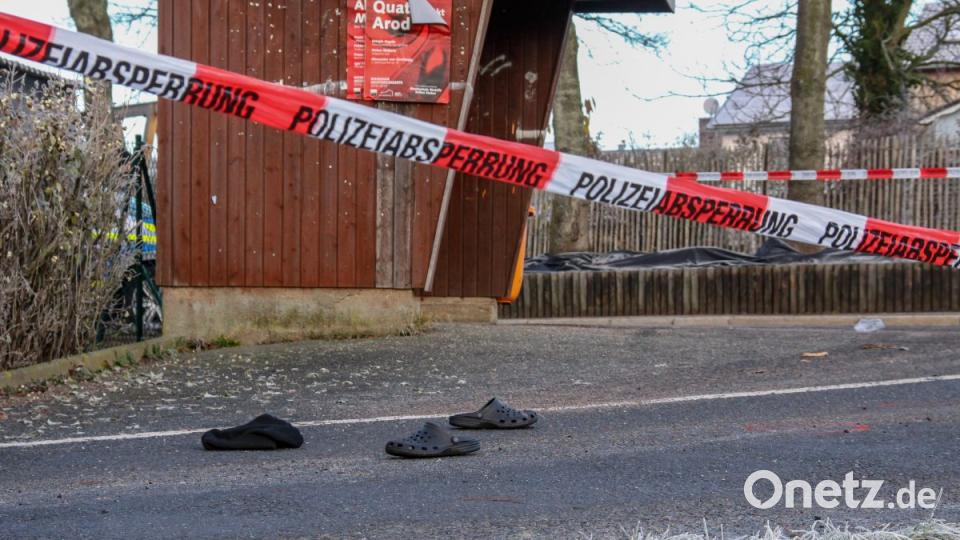 Die Polizei sperrt den Bereich vor der Montessori-Schule und einem Kindergarten im Weidener Ortsteil Neunkirchen ab. Bild: za