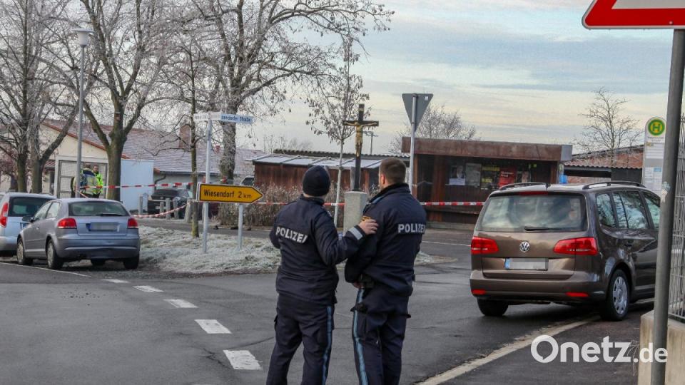 Die Polizei sperrt den Bereich vor der Montessori-Schule und einem Kindergarten im Weidener Ortsteil Neunkirchen ab. Bild: za