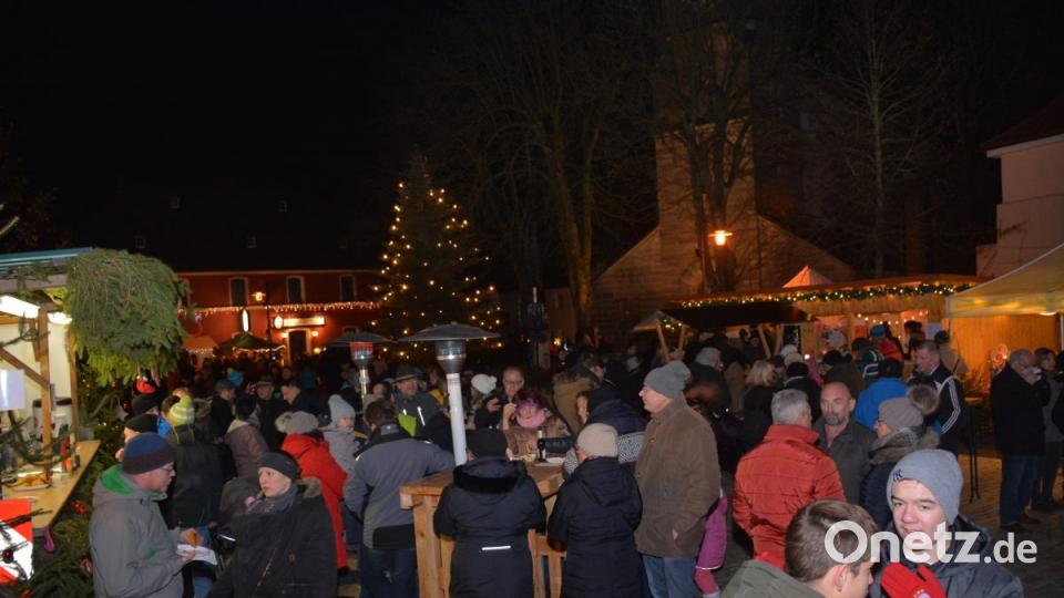 Hunderte von Besuchern genießen nicht nur das einzigartige Ambiente beim „Advent am Dorfplatz“, sondern auch die kulinarischen Angebote. Bild: ak