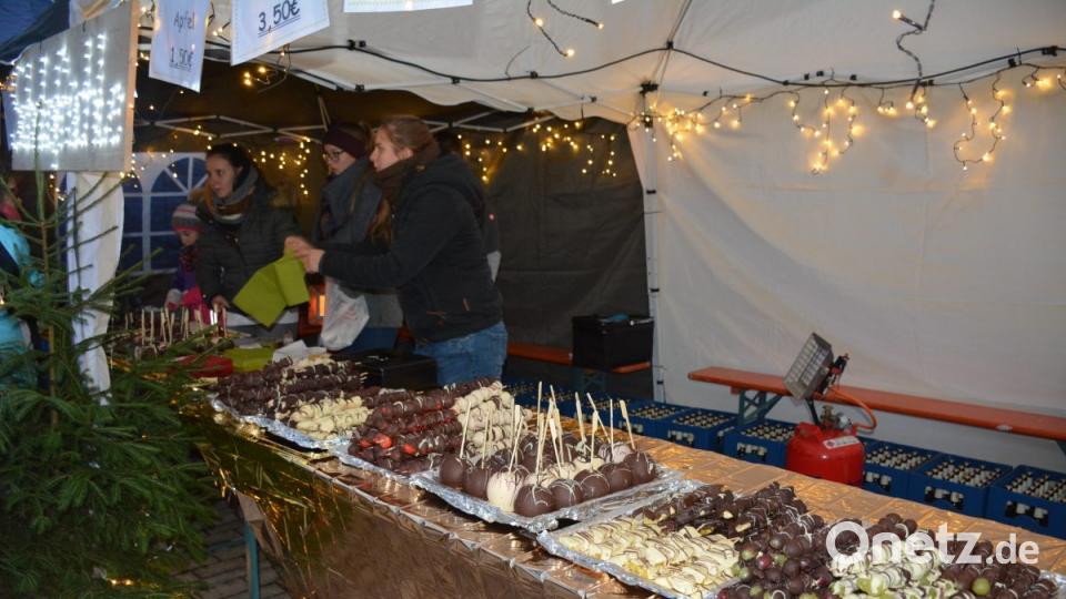 Rund 600 Schokospieße bietet die Landjugend Plössen an. Bild: ak