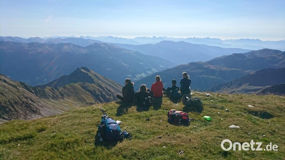 Vor dem Aufstieg auf den Hirzer bei Meran gönnen sich die Gymnasiasten eine Rast Bild: exb