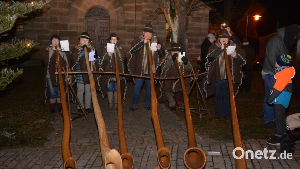 Zu dem Musikgruppen gehören auch die Speichersdorfer Fichtenhornbläser unter der Leitung von Heinz Schmidt (Vierter von links). Bild: ak