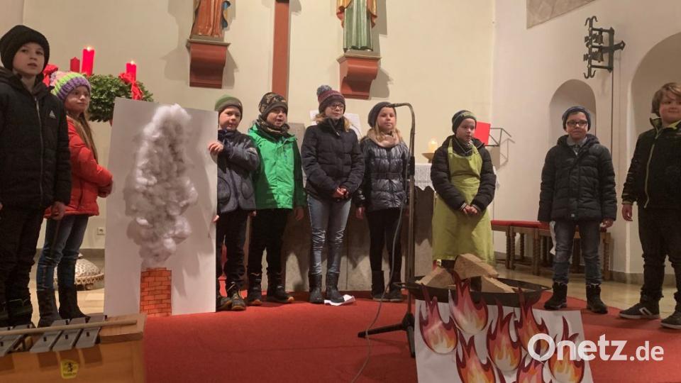 Nach ihrem Lied „Huschala, huschala“ sorgt die dritte Klasse der Grundschule symbolisch wieder für mehr Wärme in der Pfarrkirche. Bild: mez