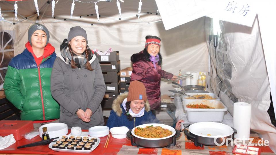 Anita Kopp (rechts) bereitet Spezialitäten aus ihren Heimatland China zu. Bild: ak