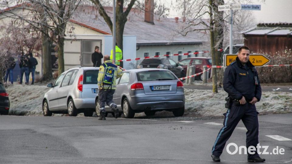 Die Polizei sperrt den Bereich vor der Montessori-Schule und einem Kindergarten im Weidener Ortsteil Neunkirchen ab. Bild: za