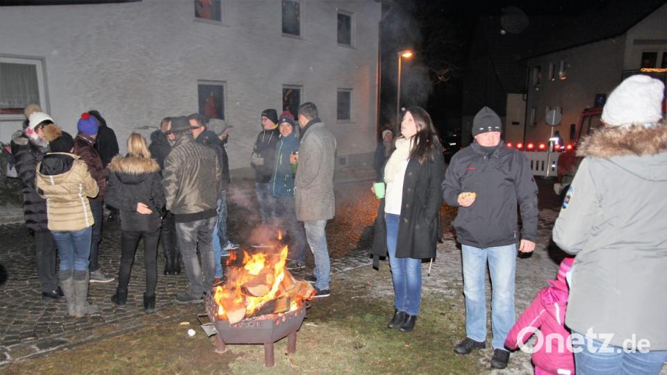 Am wärmenden Feuer standen viele Besucher. Bild: ral