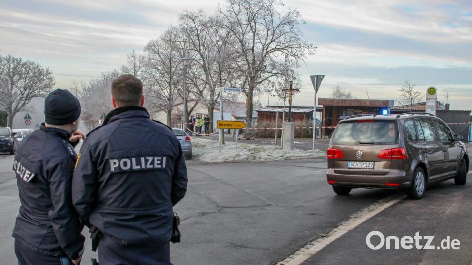Die Polizei sperrt den Bereich vor der Montessori-Schule und einem Kindergarten im Weidener Ortsteil Neunkirchen ab. Bild: za