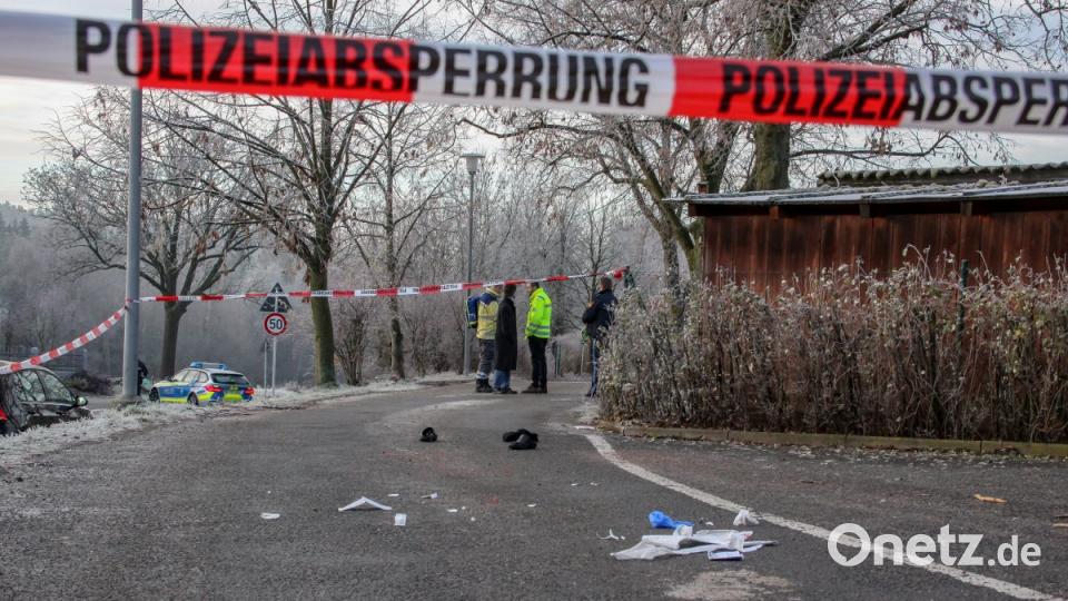 Die Polizei sperrt den Bereich vor der Montessori-Schule und einem Kindergarten im Weidener Ortsteil Neunkirchen ab. Bild: za