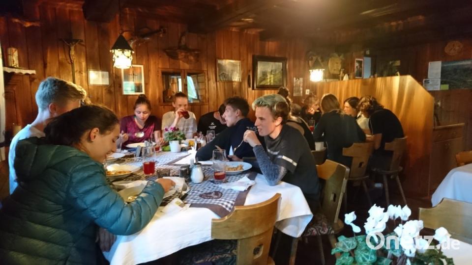 Am Abend in der Hirzerhütte füllen die Alpenüberquerer ihren Kräftespeicher wieder auf. Bild: exb