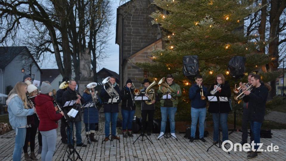 Die Bläsergruppe der Speichersdorfer Musikanten stimmt die Gäste mit „Alle Jahre wieder“ auf den Adventsmarkt ein. Bild: ak