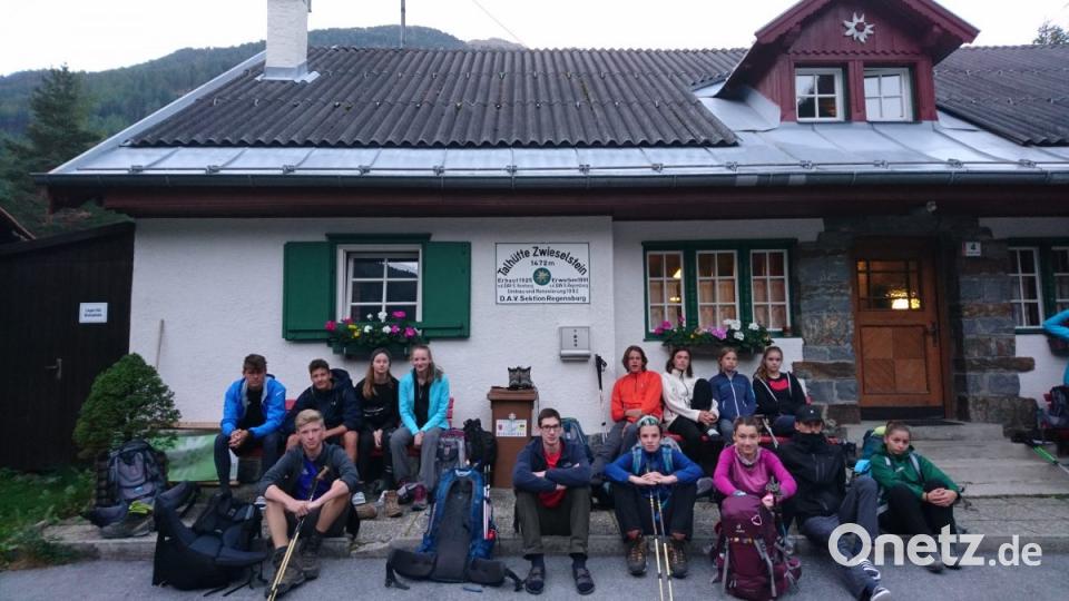 Nach zwölfeinhalb Stunden erreichen die Jugendlichen das Ziel der längsten Etappe, die Selbstversorgerhütte Zwieselstein im Ötztal. Bild: exb