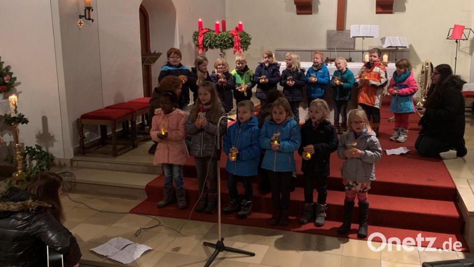 Die Kleinen des katholischen Kindergartens haben „Mitten in der Nacht“ einstudiert. Bild: mez