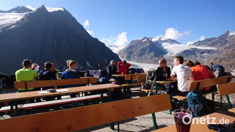 Von der Terrasse der Braunschweiger Hütte genießen die Gymnasiasten den Blick zum Pitztaler Gletscher. Bild: exb