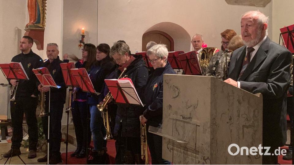 Heinrich Thurn begrüßt die Zuhörer in der Immenreuther Pfarrkirche. Bild: mez