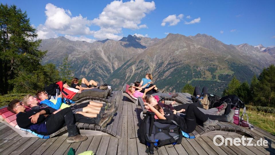 Beim Abstieg vom Ötztaler Gletscher hinab ins Ötztal genießen die Schüler die Pause auf den Sonnenliegen. Bild: exb