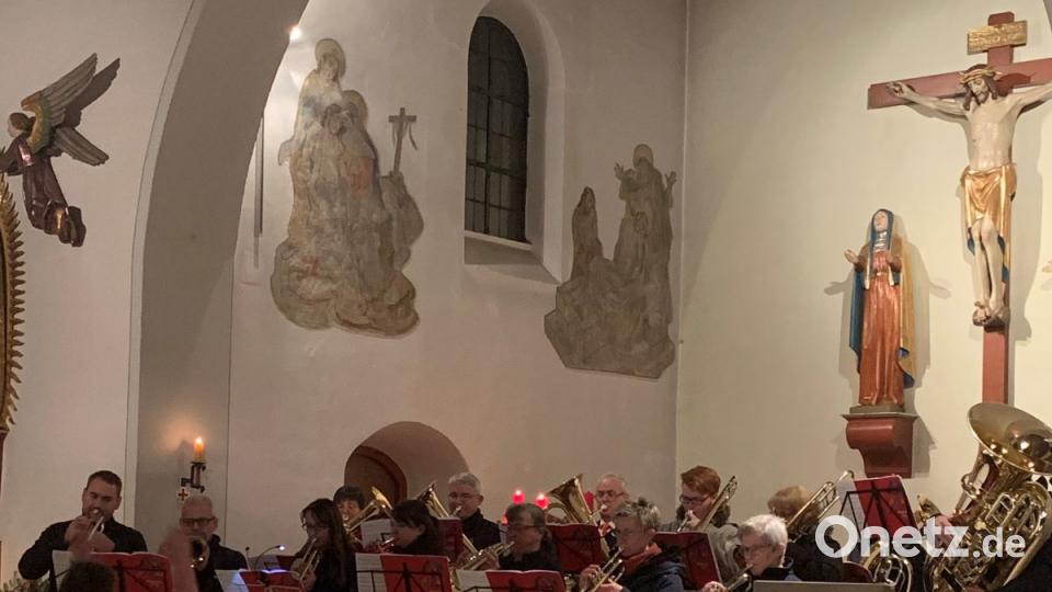 Den Auftakt und Schlussakkord zum Weihnachtssingen setzt der Posaunenchor Wirbenz-Immenreuth-Kemnath unter der Leitung von Susanne Kropf. Bild: mez
