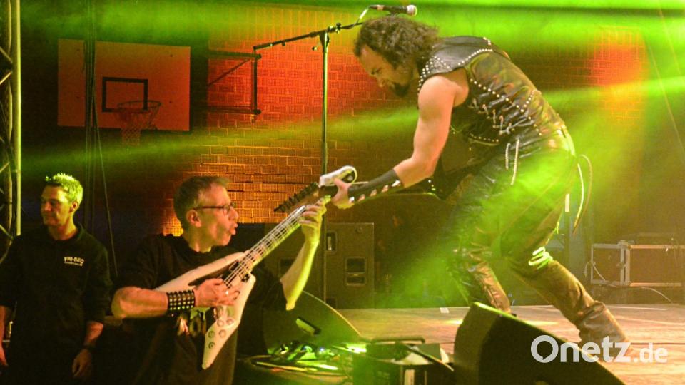 Stromgitarre gegen Luftgitarre. Ein Fan misst sich mit "Manomore". Bild: Kunz