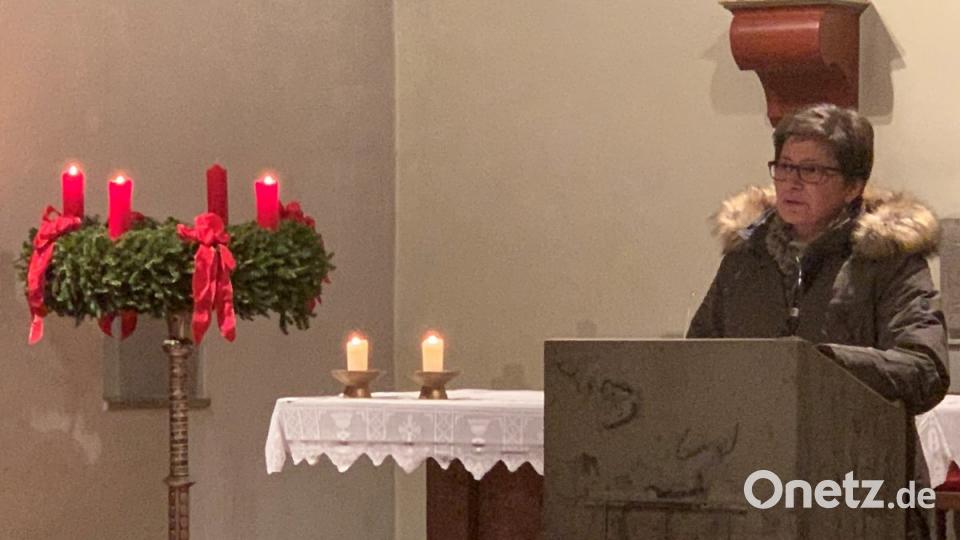 Zwischen den Musikbeiträgen trägt Pfarrgemeinderatssprecherin Marita Doleschal besinnliche Gedanken zur Adventszeit vor. Bild: mez