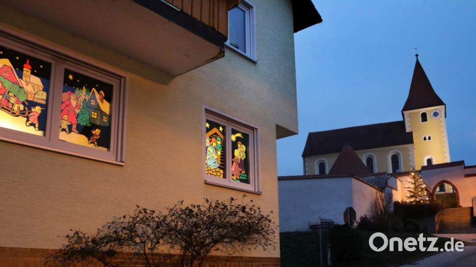 Blaue Stunde in Rottendorf: Mit Einbruch der Dunkelheit konnten sich die Fensterbilder so richtig in Szene setzen. Bild: Götz