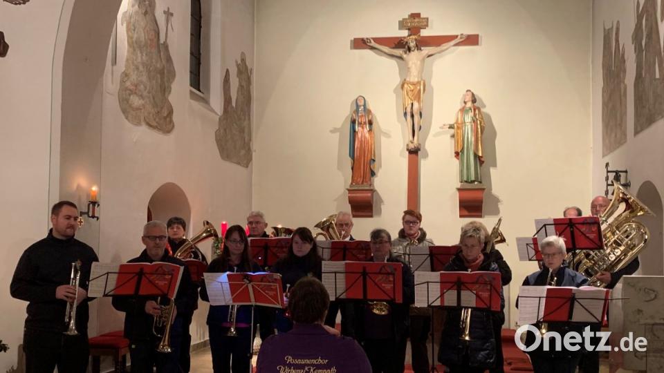 Den Auftakt und Schlussakkord zum Weihnachtssingen setzt der Posaunenchor Wirbenz-Immenreuth-Kemnath unter der Leitung von Susanne Kropf. Bild: mez