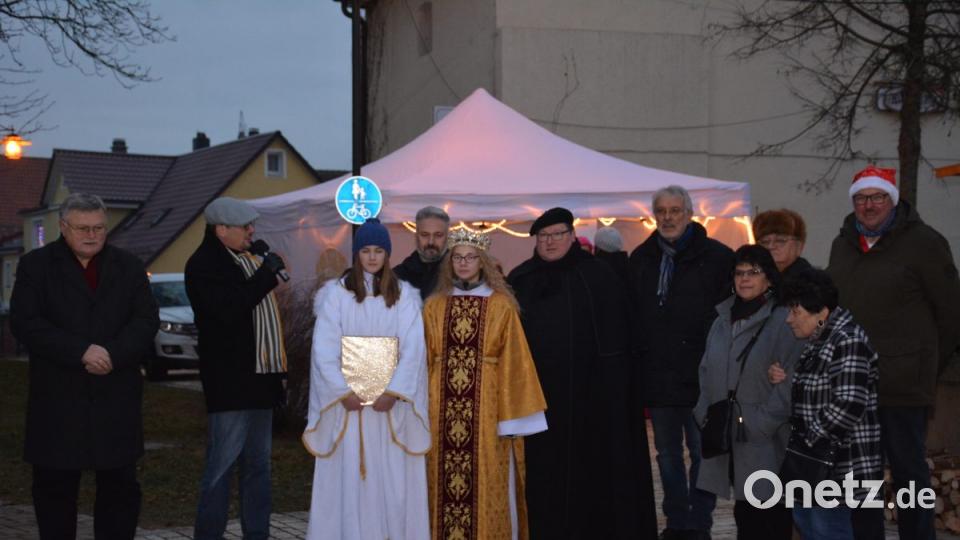 Der Vorsitzende des Gewerbeverbandes, Franc Dierl (Zweiter von links) eröffnet mit Bürgermeister Manfred Porsch (links), dem Speichersdorfer Christkind (Anna Hoppert und seinem Engel (Ana Verhovsek) sowie den Pfarrern Dirk Grafe und Sven Grillmeier (hinten von links) den Markt. Bild: ak