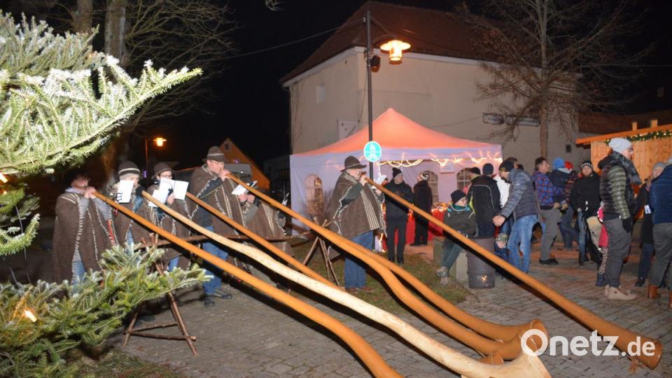 Zu dem Musikgruppen gehören auch die Speichersdorfer Fichtenhornbläser unter der Leitung von Heinz Schmidt. Bild: ak