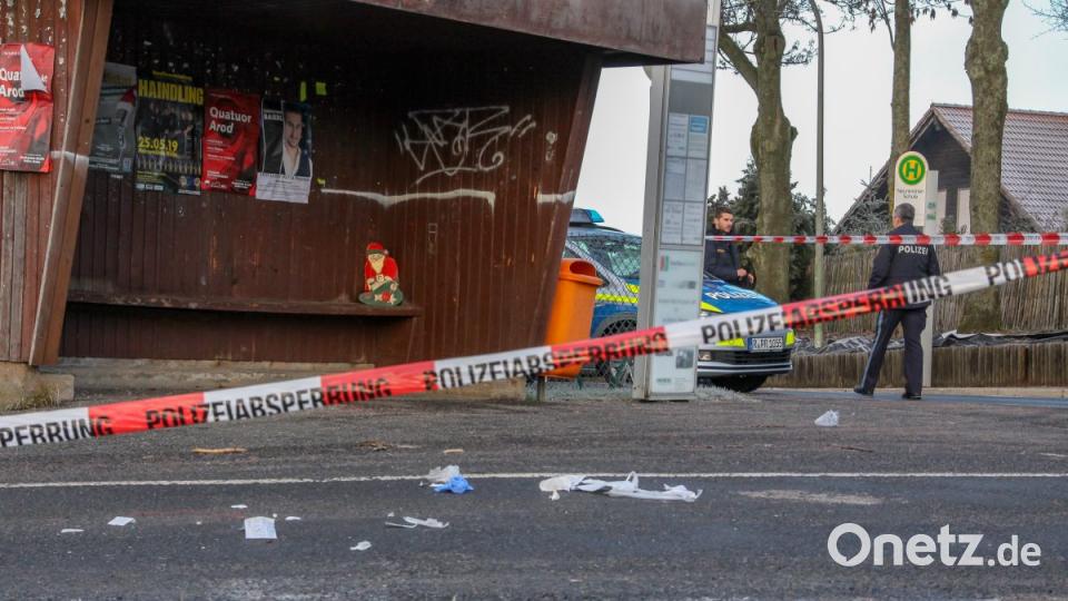 Die Polizei sperrt den Bereich vor der Montessori-Schule und einem Kindergarten im Weidener Ortsteil Neunkirchen ab. Bild: za