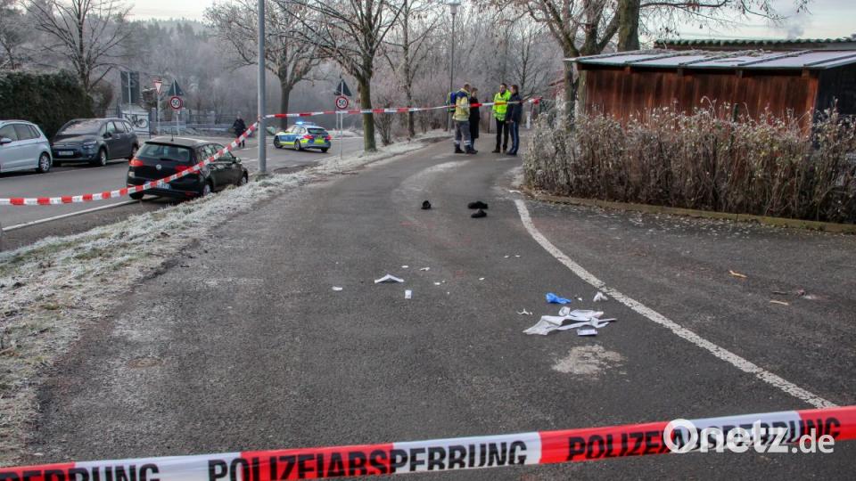 Die Polizei sperrt den Bereich vor der Montessori-Schule und einem Kindergarten im Weidener Ortsteil Neunkirchen ab. Bild: za
