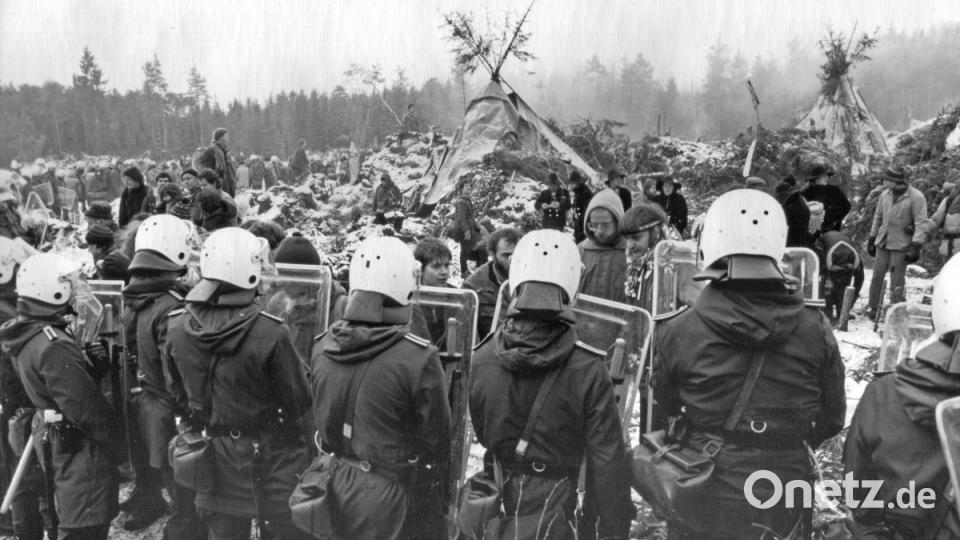 Am Morgen des 7. Januar 1986 haben BGS und Bereitschaftspolizei das Hüttendorf umzingelt. Die „Wackerländer“ werden immer mehr zusammengedrängt. Mit dabei war auch eine Gruppe von Zimmererleuten gewesen, die vorher geholfen hatten, die Hütten zu errichten. 762 Festnahmen meldet die Polizei an diesem Tag. Bild: exb