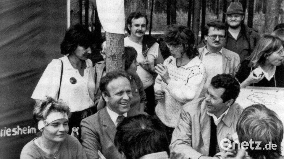 Hans Schuierer (Zweiter von links) bei einer symbolischen Aktion am WAA-Gelände. Im „Freundschaftseck“ demonstrieren Salzburger WAA-Gegner zusammen mit dem Landrat gegen die Wiederaufbereitungsanlage. Bild: exb