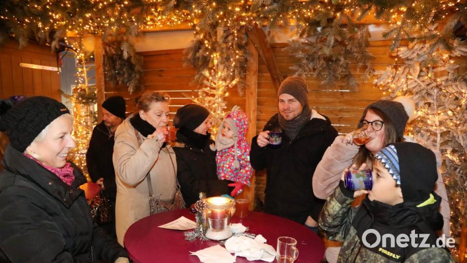 Ein kurzer Ratsch nach Feierabend, dazu ein Glühwein: Das gehört zum Weihnachtsmarkt. Bild: Gerhard Götz