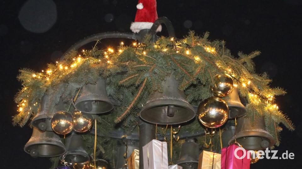 Das Glockenspiel ist geschmückt. Bild: Gerhard Götz
