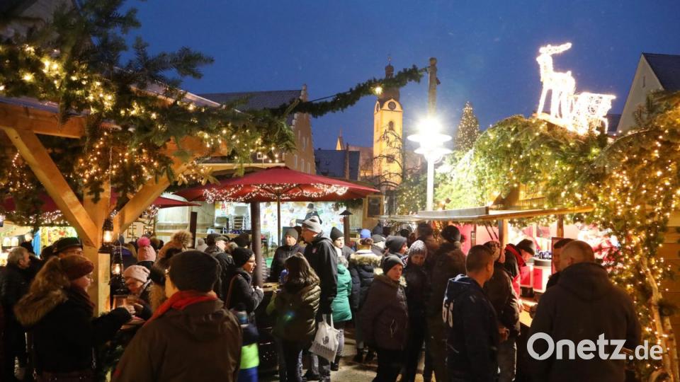 In der „guten Stube“ der Stadt ist noch bis einschließlich Sonntag der Weihnachtsmarkt aufgebaut. Das kleine Hütten-Rund lockt regelmäßig viele Gäste auf den unteren Marktplatz. Bild: Gerhard Götz