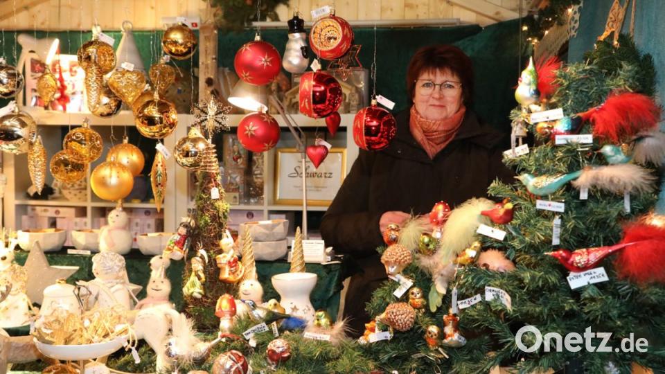 Wer noch Christbaumschmuck braucht, kann sich auf dem Weihnachtsmarkt eindecken. Bild: Gerhard Götz