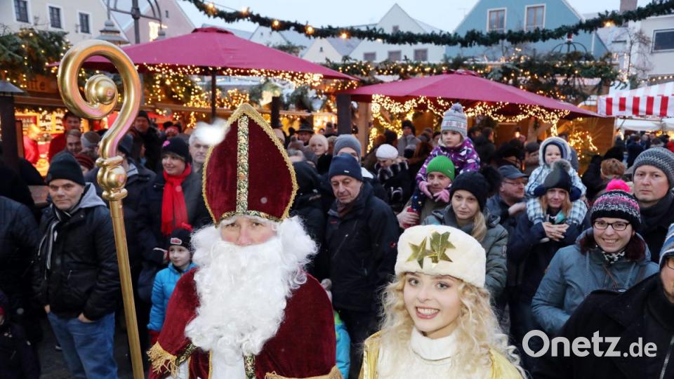 Das Schwandorfer Christkind stattet mit dem Nikolaus dem Markt regelmäßig Besuche ab. Zum Abschluss am Sonntag hat es auch noch einen Auftritt als „Glücksfee“ und zieht die Gewinner der „Engelsuche“ Bild: Gerhard Götz