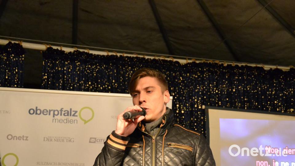 Karaoke am Weihnachtsmarkt begeistert Sänger und Zuhörer in Amberg und ist Kult. Bild: Enrico Hanf