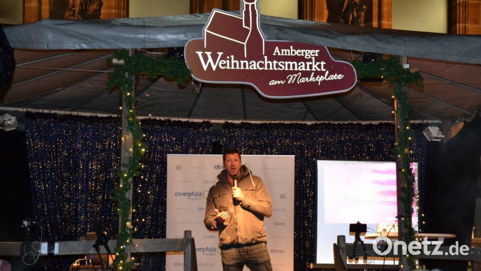 Karaoke am Weihnachtsmarkt begeistert Sänger und Zuhörer in Amberg und ist Kult. Bild: Enrico Hanf