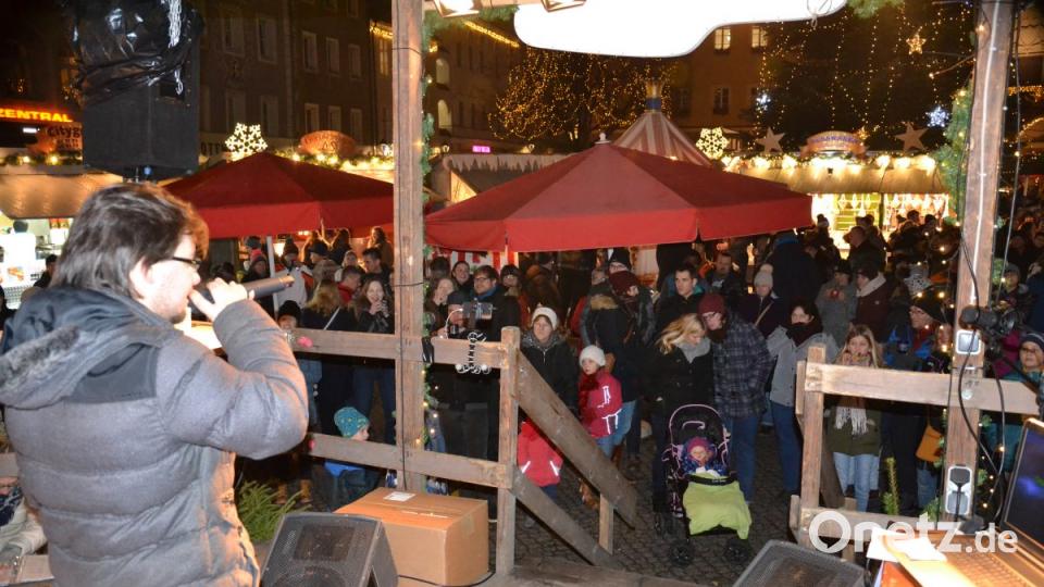 Karaoke am Weihnachtsmarkt begeistert Sänger und Zuhörer in Amberg und ist Kult. Bild: Enrico Hanf