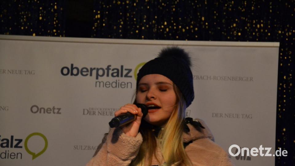 Karaoke am Weihnachtsmarkt begeistert Sänger und Zuhörer in Amberg und ist Kult. Bild: Enrico Hanf