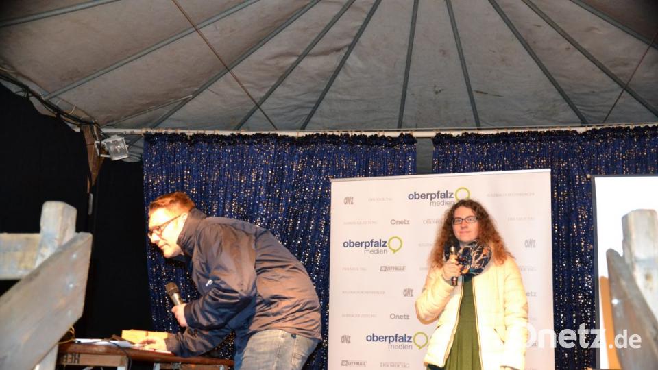Karaoke am Weihnachtsmarkt begeistert Sänger und Zuhörer in Amberg und ist Kult. Bild: Enrico Hanf