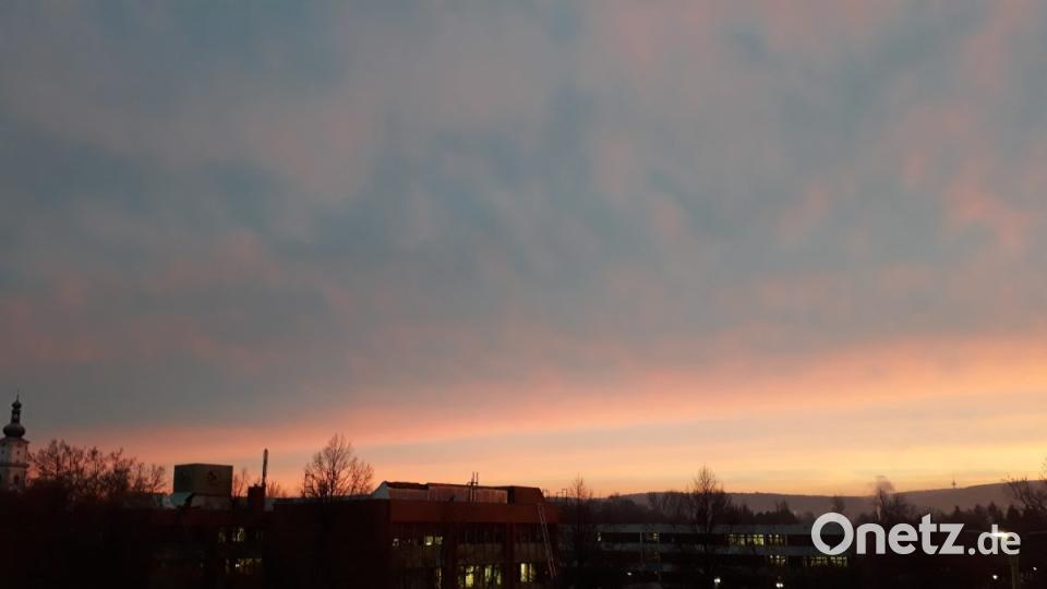 Roter Himmerl über Weidens rotem Rathaus. Bild: jut