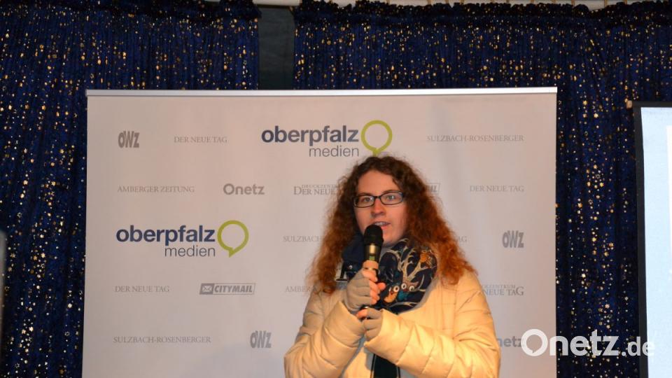 Karaoke am Weihnachtsmarkt begeistert Sänger und Zuhörer in Amberg und ist Kult. Bild: Enrico Hanf