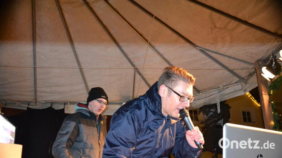 Karaoke am Weihnachtsmarkt begeistert Sänger und Zuhörer in Amberg und ist Kult. Bild: Enrico Hanf