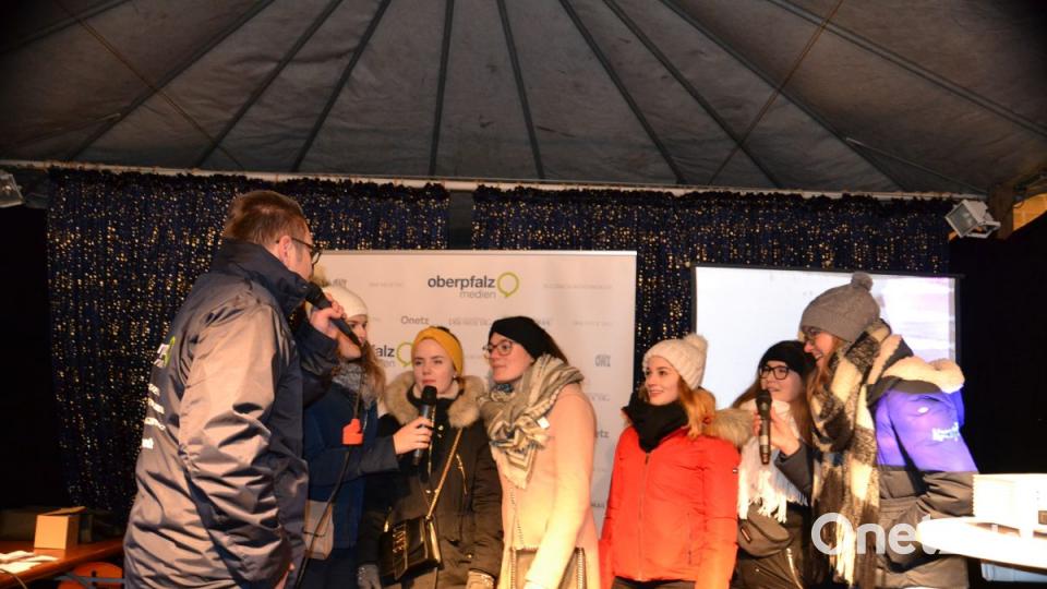 Karaoke am Weihnachtsmarkt begeistert Sänger und Zuhörer in Amberg und ist Kult. Bild: Enrico Hanf