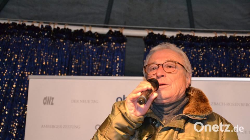 Karaoke am Weihnachtsmarkt begeistert Sänger und Zuhörer in Amberg und ist Kult. Bild: Enrico Hanf