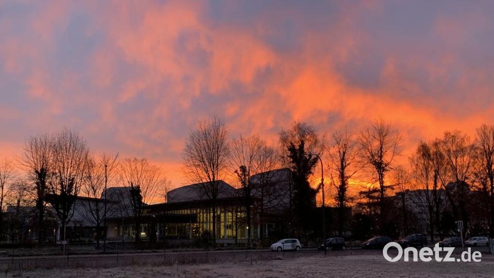Morgenröte über der Max-Reger-Halle. Bild: Michael Ascherl [Michael Ascherl] (michael.ascherl@oberpfalzmedien.de, mascherl)